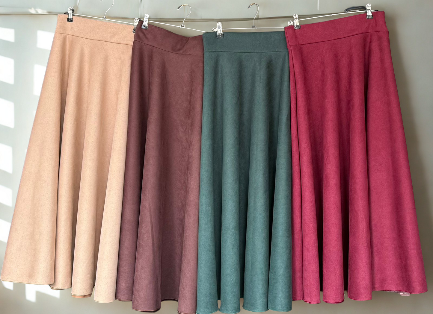 Falda rotonda gamuzada